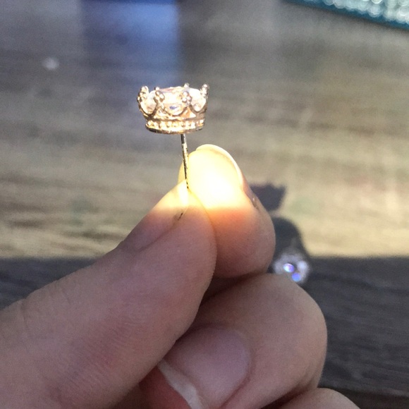 Rose gold and diamond crown earrings - Picture 3 of 3